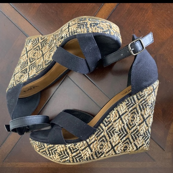 (SOLD) Black Printed Wedges - Picture 10 of 12